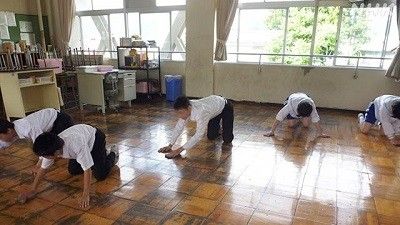🇯🇵 Au Japon, les élèves – de l’école primaire jusqu’au lycée – nettoient eux-mêmes leur école. Couloirs, escaliers, salles de classe…🧹